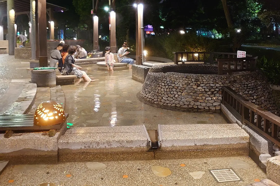 宜蘭景點攻略|礁溪溫泉公園 宜蘭景點——礁溪溫泉公園免費足湯